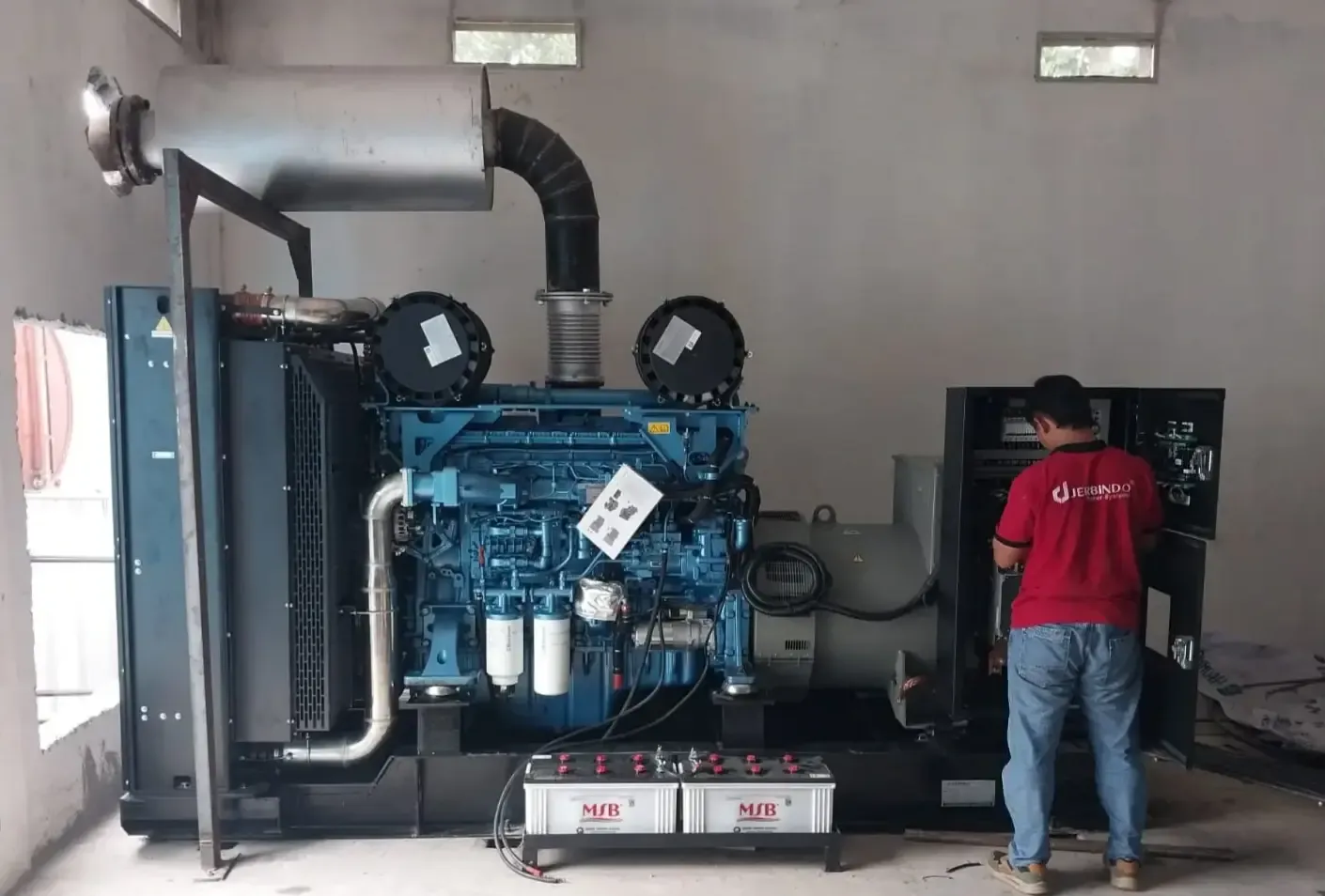 Teknisi melakukan maintenance genset